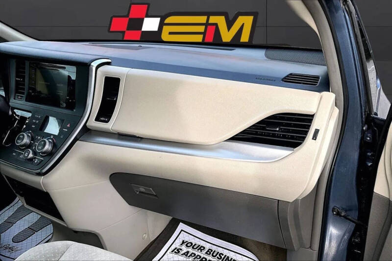 2017 Toyota Sienna LE 8-Passenger