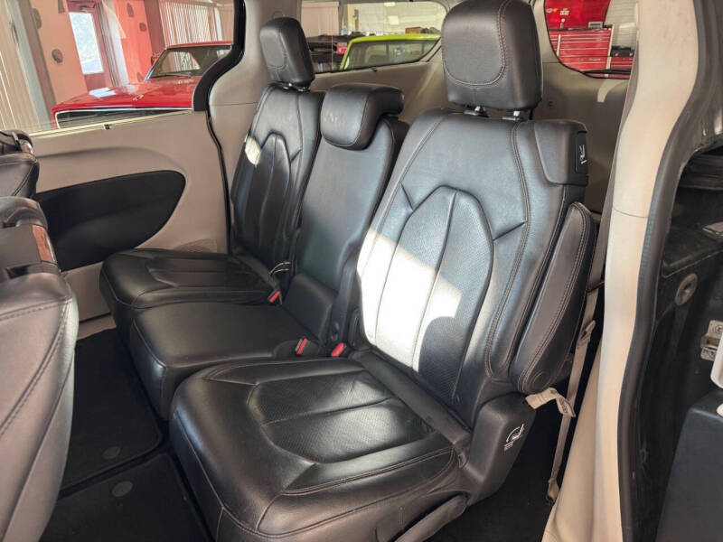 2017 Chrysler Pacifica Touring-L Plus