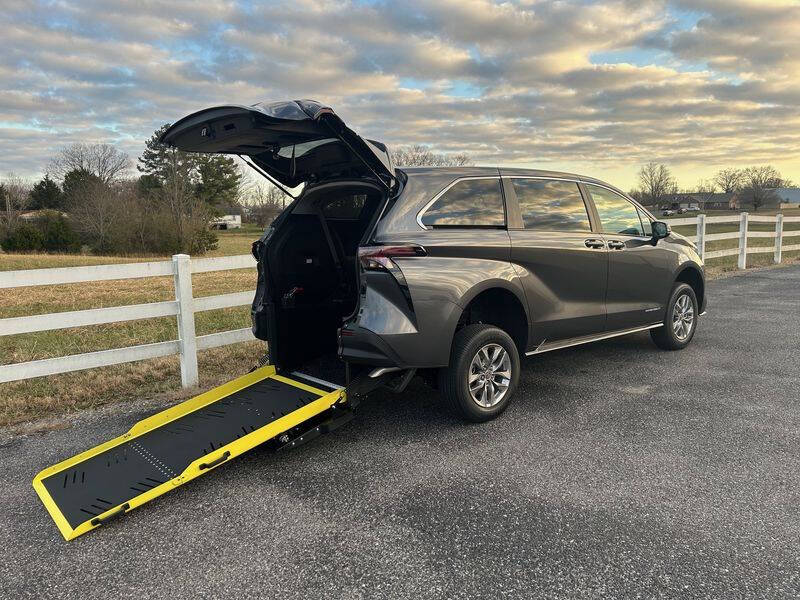 2025 Toyota Sienna LE 8-Passenger