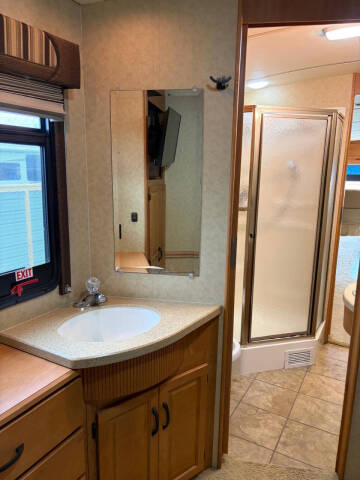 2008 Winnebago Adventurer