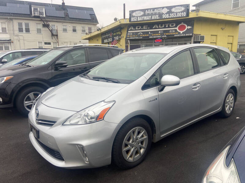 Toyota Prius v's photo