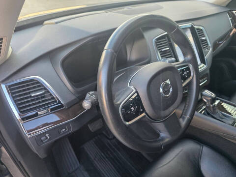 2016 Volvo XC90 T6 Momentum