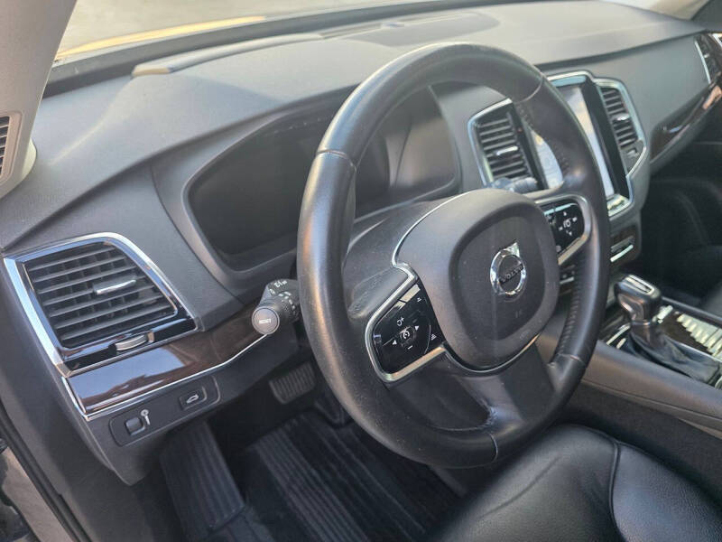 2016 Volvo XC90 T6 Momentum