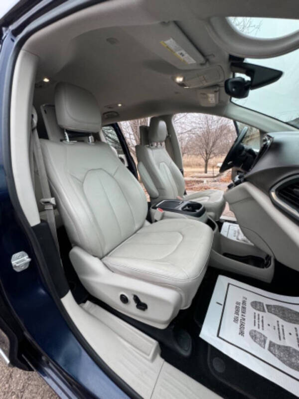 2017 Chrysler Pacifica Touring-L Plus