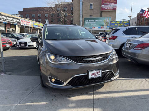 2017 Chrysler Pacifica Touring-L Plus
