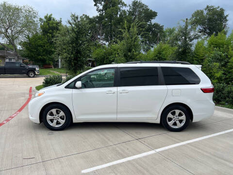 2017 Toyota Sienna LE 8-Passenger