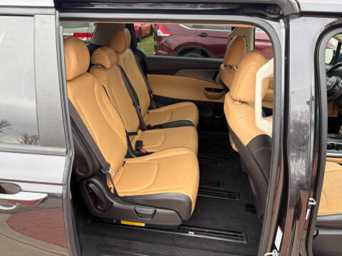 2022 Kia Carnival LX