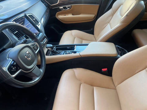 2016 Volvo XC90 T6 Momentum