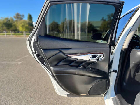 2015 Infiniti Q70 3.7