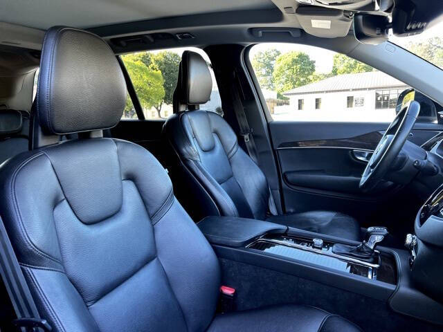 2017 Volvo XC90 T6 Momentum