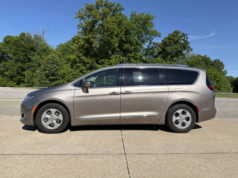 2017 Chrysler Pacifica Touring-L Plus