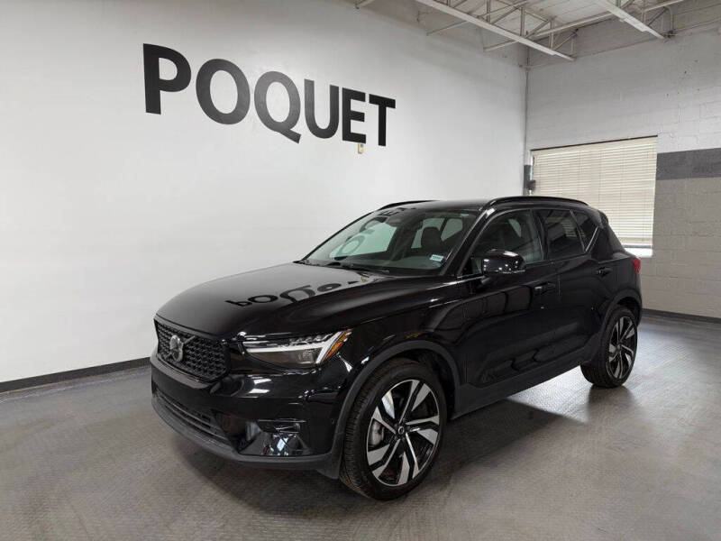 2024 Volvo XC40 B5 Ultimate Dark Theme