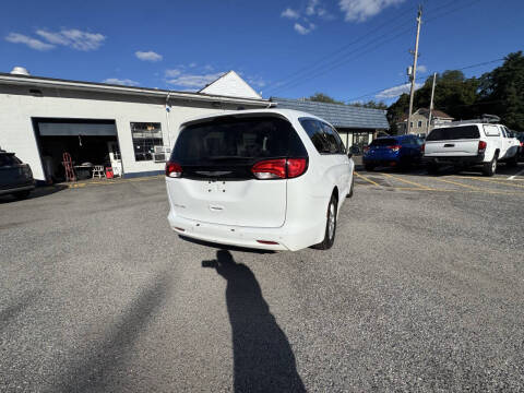 2022 Chrysler Voyager LX