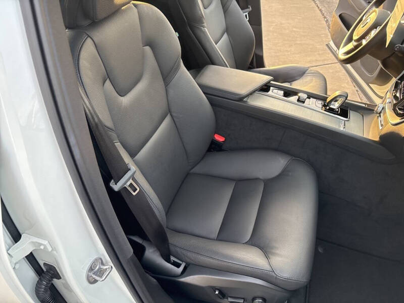 2025 Volvo XC60 B5 Plus Dark Theme