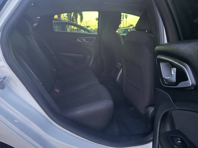 2015 Chrysler 200 Limited - Photo 7