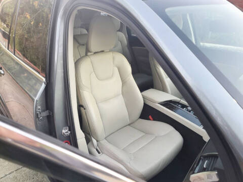 2017 Volvo XC90 T6 Momentum