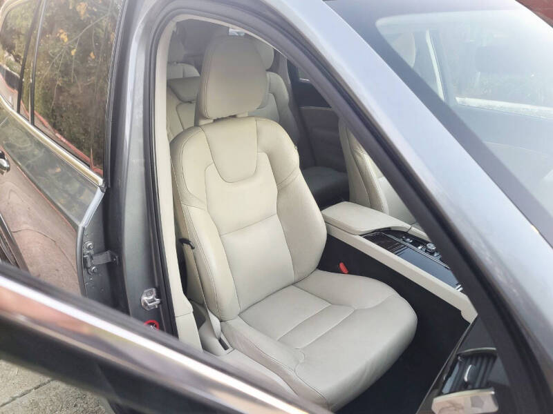 2017 Volvo XC90 T6 Momentum