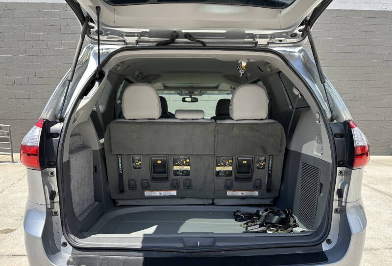 2015 Toyota Sienna XLE 7-Passenger Auto Access Seat
