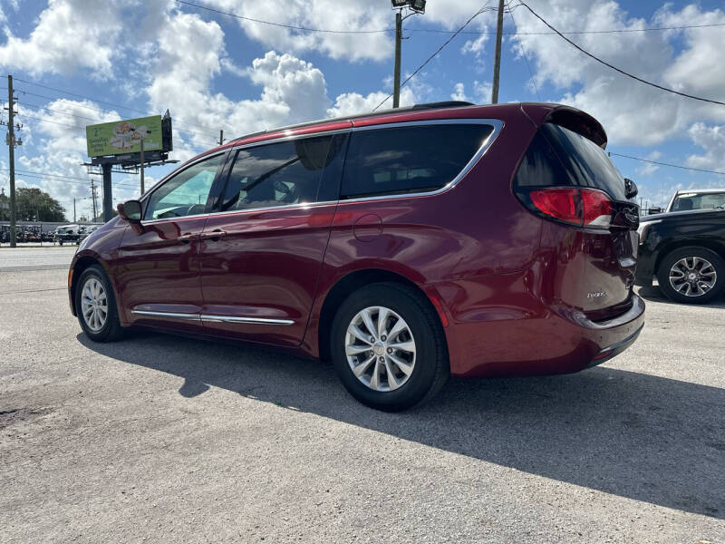 2017 Chrysler Pacifica Touring-L photo 5