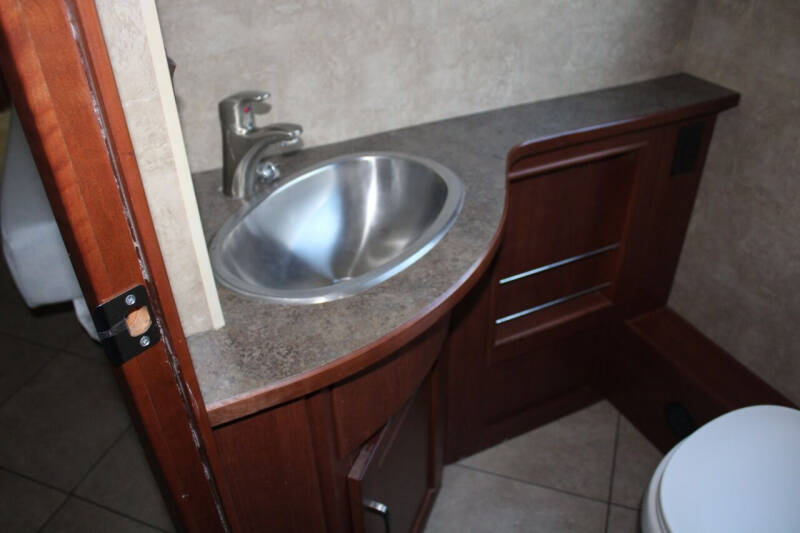 2014 Winnebago Forza 38R 340hp Cummins Diesel