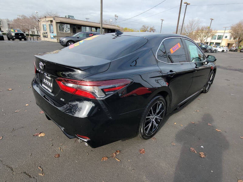 2022 Toyota Camry SE photo 4