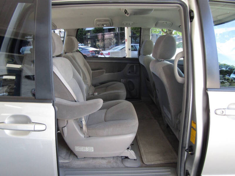 2005 Toyota Sienna LE 7 Passenger