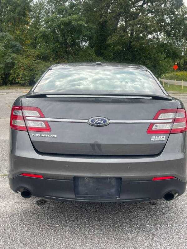 2016 Ford Taurus SHO photo 21