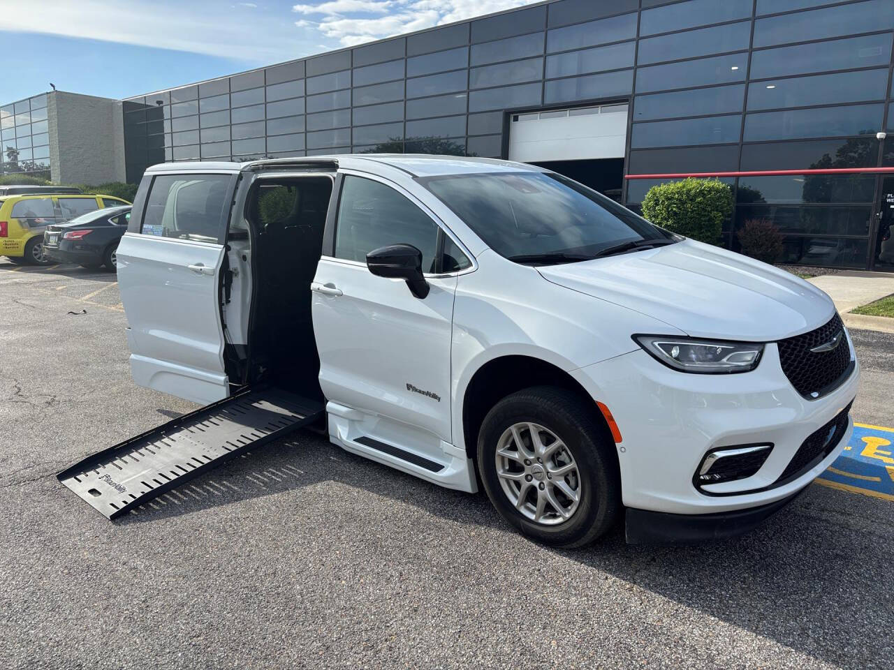 White 2025 Chrysler Pacifica Select Select 4dr Mini-Van 2