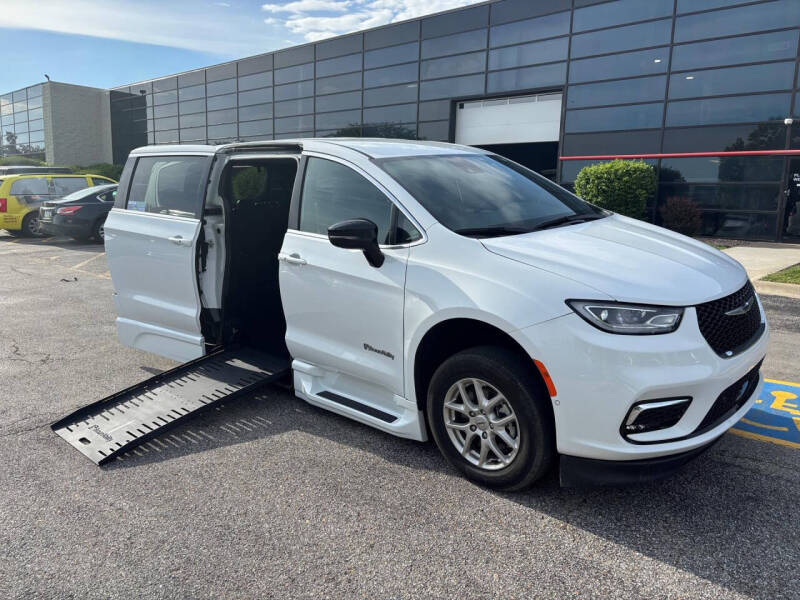 2025 Chrysler Pacifica Select