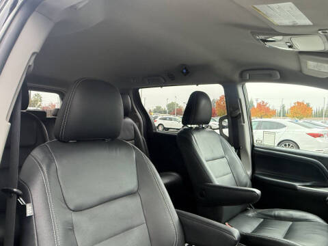 2017 Toyota Sienna SE 8-Passenger