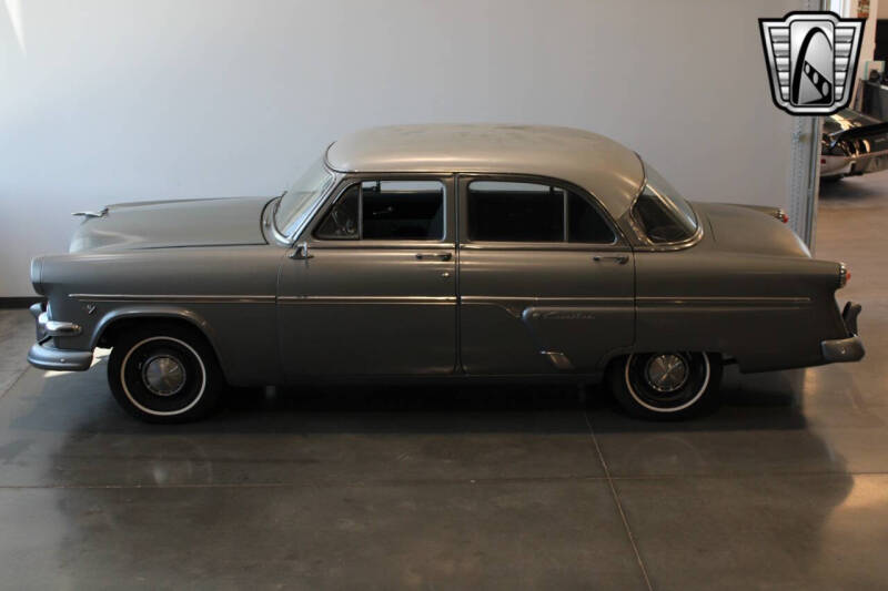 1954 Ford Crestline