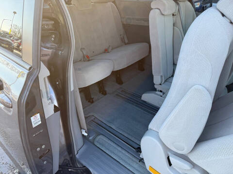 2012 Toyota Sienna LE 8-Passenger