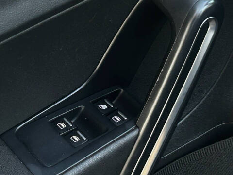 2013 Volkswagen Beetle Convertible 2.5L 50s Edition