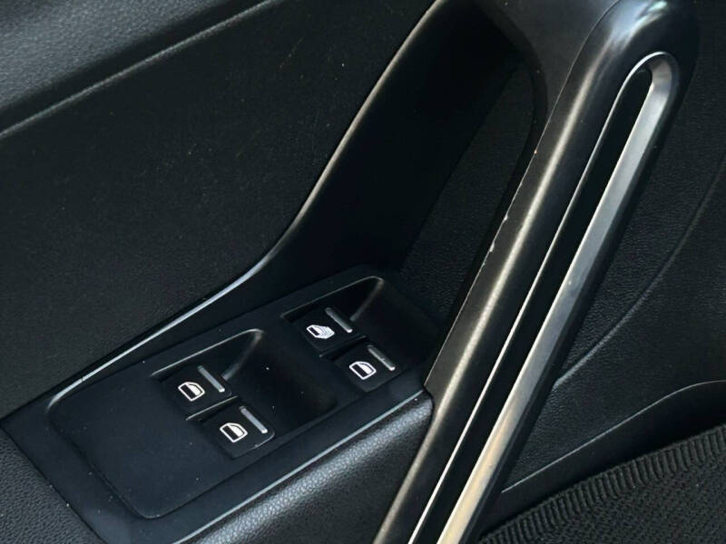 2013 Volkswagen Beetle Convertible 2.5L 50s Edition