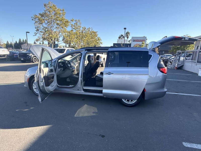 2020 Chrysler Voyager LXi