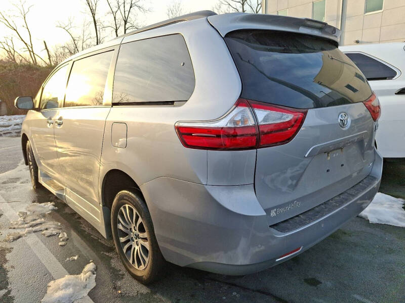 2018 Toyota Sienna XLE 7-Passenger Auto Access Seat