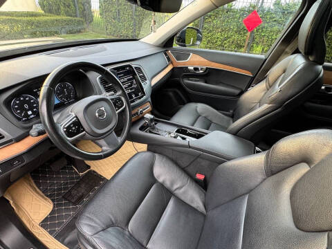 2022 Volvo XC90 T5 Momentum