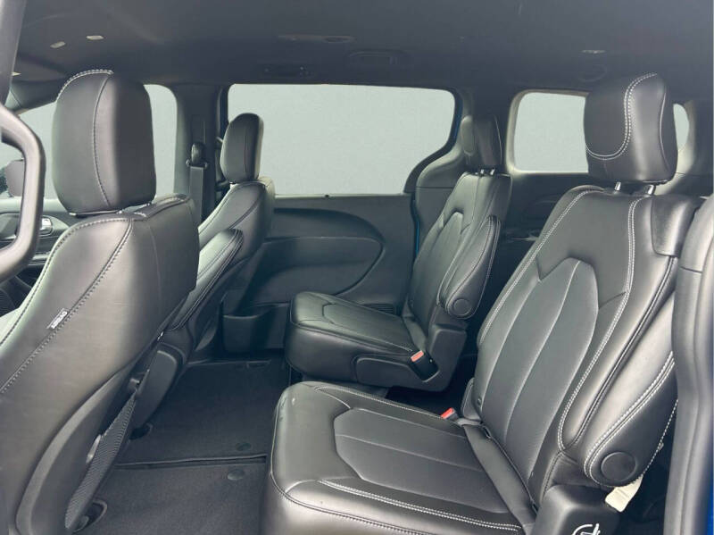 2027 Chrysler Pacifica Select