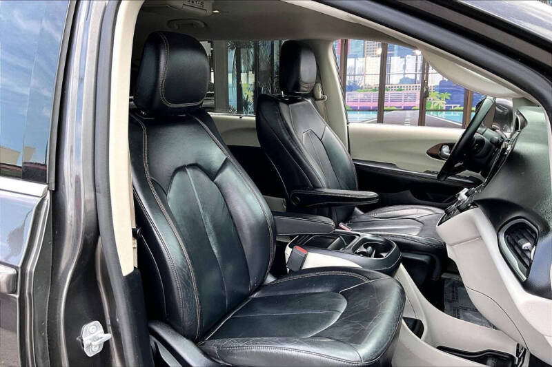 2017 Chrysler Pacifica Touring-L