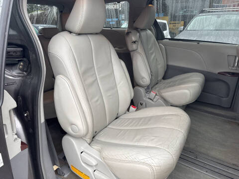 2012 Toyota Sienna XLE 7-Passenger Auto Access Seat