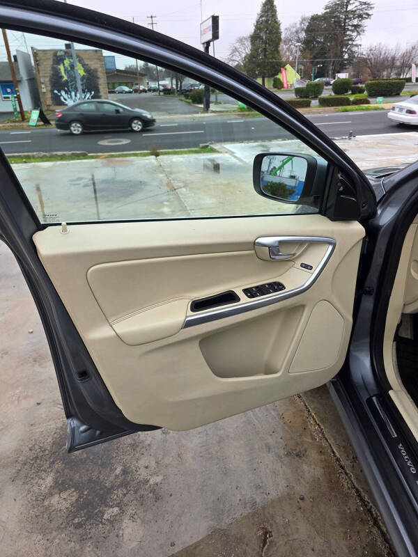 2016 Volvo XC60 T5 Drive-E Premier