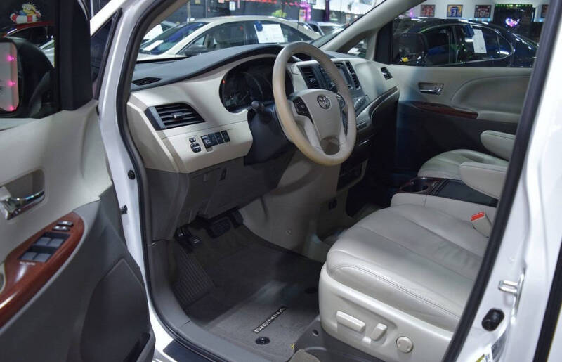 2013 Toyota Sienna XLE 8-Passenger