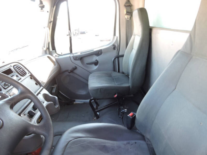 2009 Freightliner M2 106