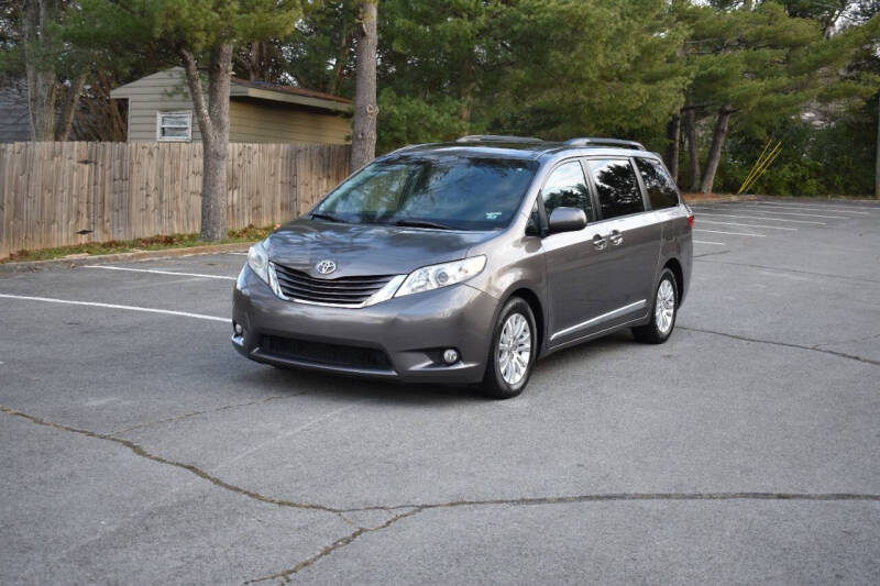 2015 Toyota Sienna XLE photo 2