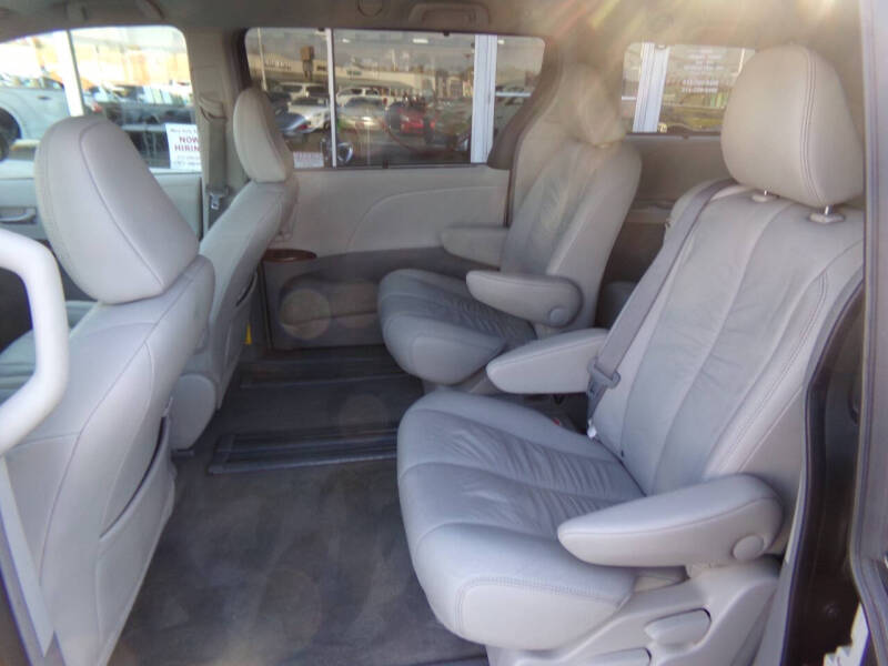 2011 Toyota Sienna XLE 7-Passenger Auto Access Seat