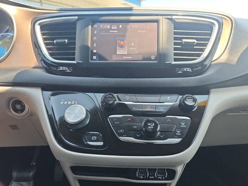 2023 Chrysler Voyager LX