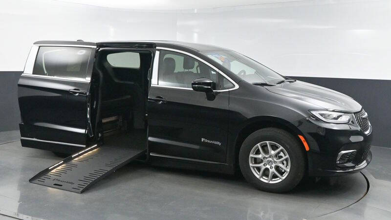 2025 Chrysler Pacifica Select's photo