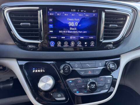 2017 Chrysler Pacifica Touring-L