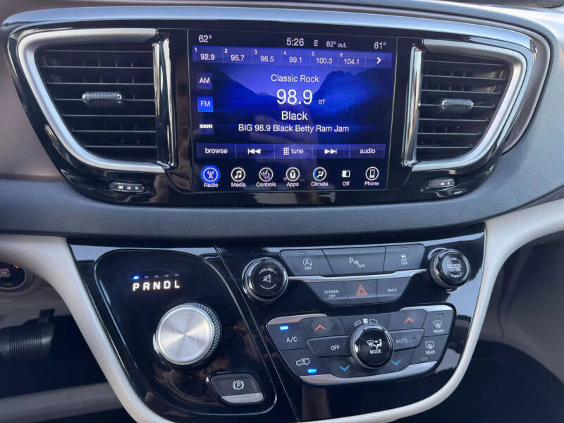 2017 Chrysler Pacifica Touring-L