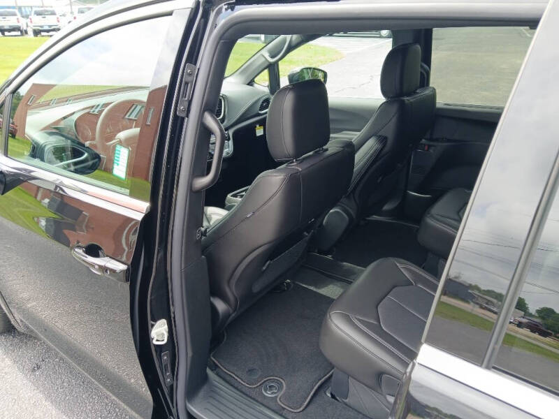 2027 Chrysler Pacifica Select